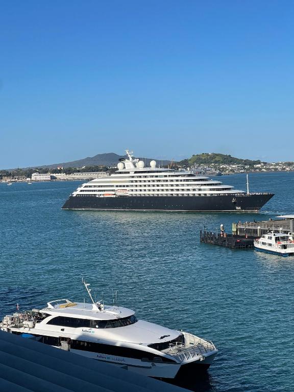 Penthouse apartment with stunning Harbour views - Resim 17