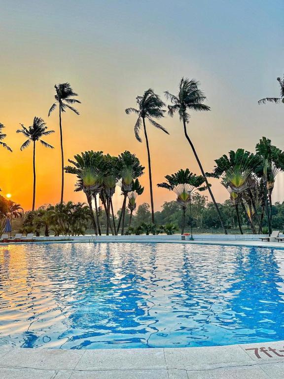 Bazén v ubytování Inya Lake Hotel Yangon nebo v jeho okolí