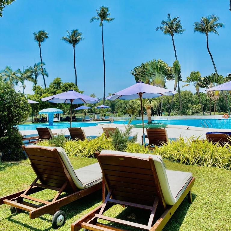 Bazén v ubytování Inya Lake Hotel Yangon nebo v jeho okolí