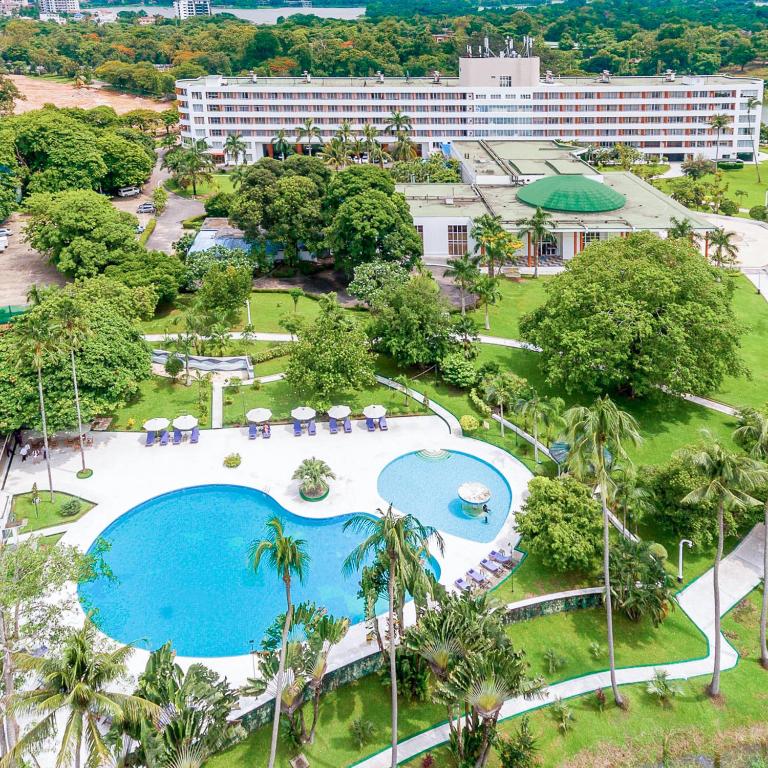 Bazén v ubytování Inya Lake Hotel Yangon nebo v jeho okolí