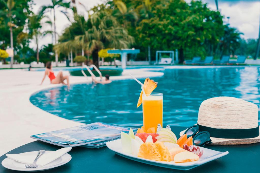 Bazén v ubytování Inya Lake Hotel Yangon nebo v jeho okolí