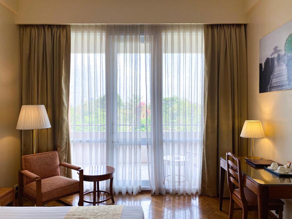 Posezení v ubytování Inya Lake Hotel Yangon