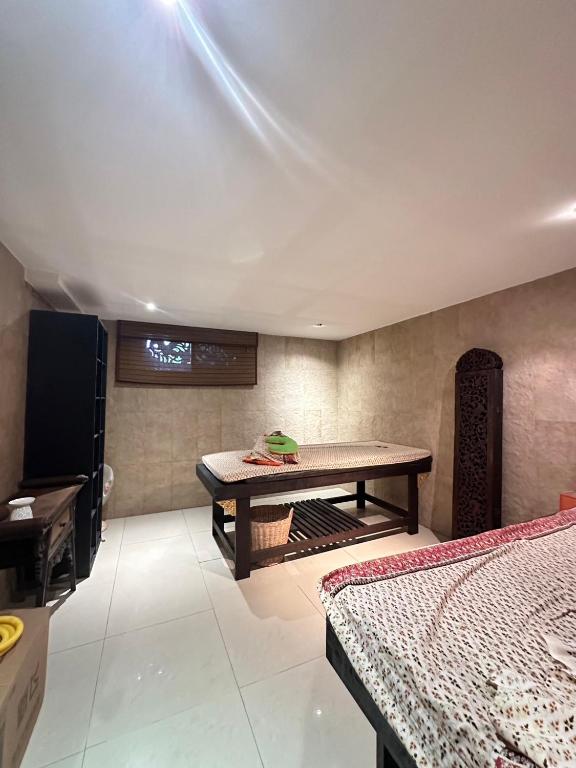 Biliár nebo kulečník v ubytování Talay Naiharn Hotel