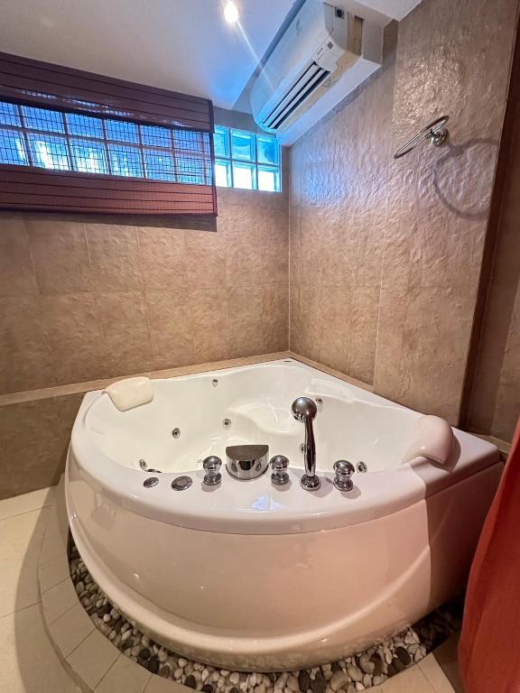 Koupelna v ubytování Talay Naiharn Hotel