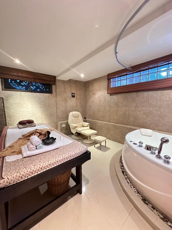 Fotografie z fotogalerie ubytování Talay Naiharn Hotel v destinaci Rawai pláž