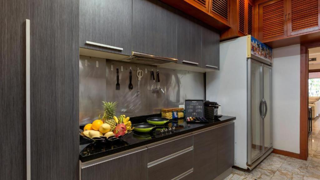 Kuchyň nebo kuchyňský kout v ubytování Talay Naiharn Hotel