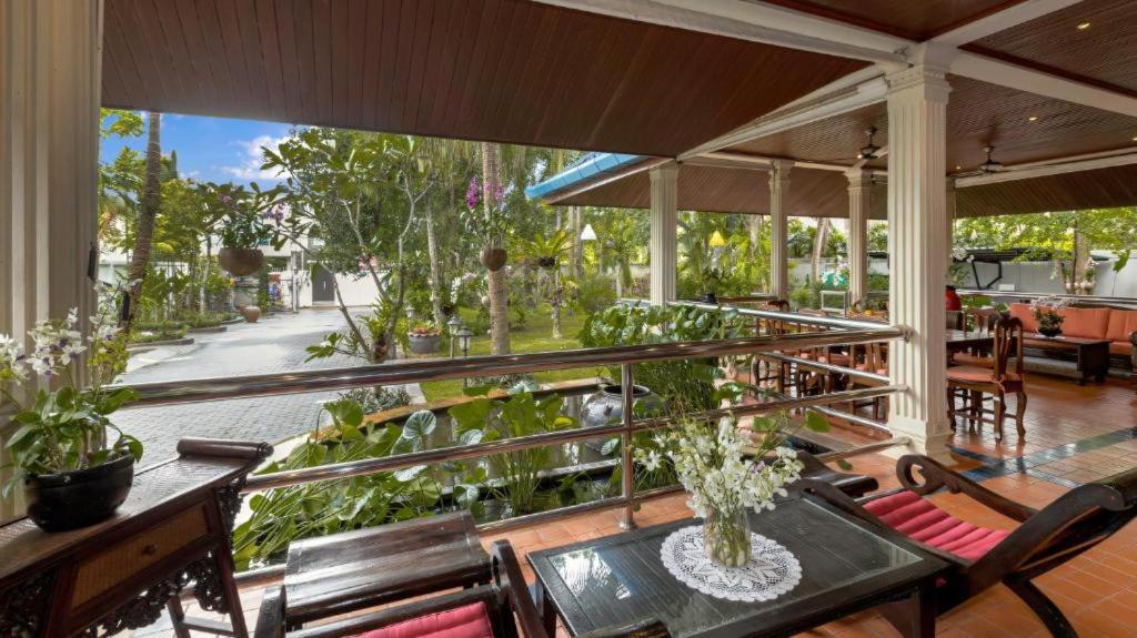 Zahrada ubytování Talay Naiharn Hotel