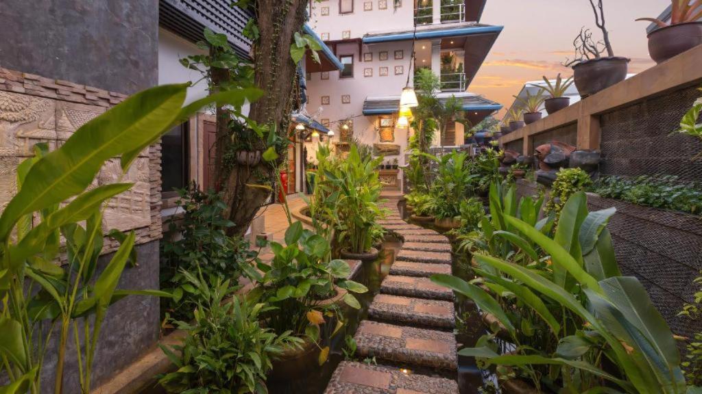 Zahrada ubytování Talay Naiharn Hotel