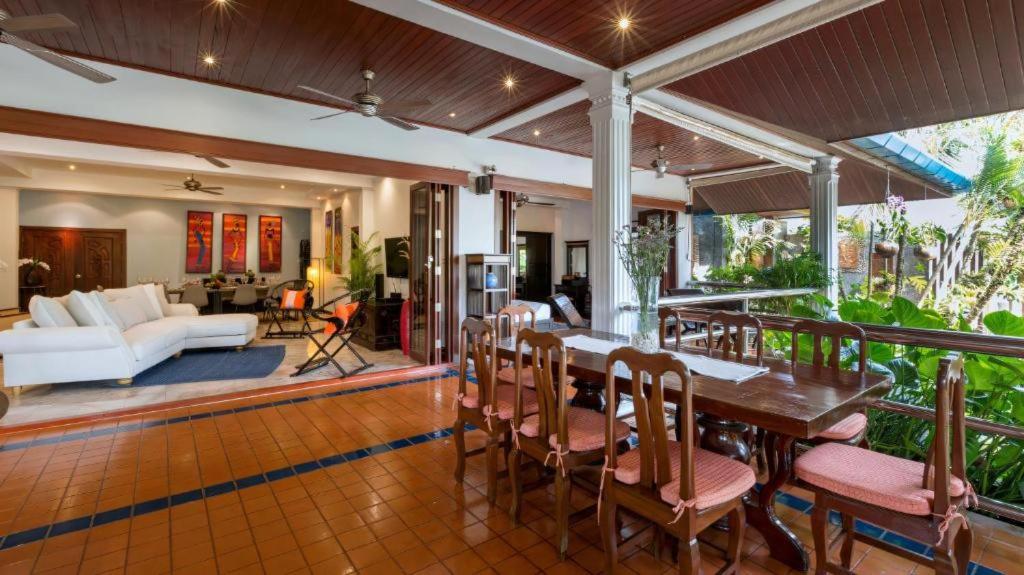 Posezení v ubytování Talay Naiharn Hotel