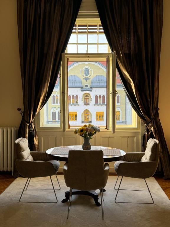 Galeriebild der Unterkunft charming & lovely apartment downtown in Timişoara