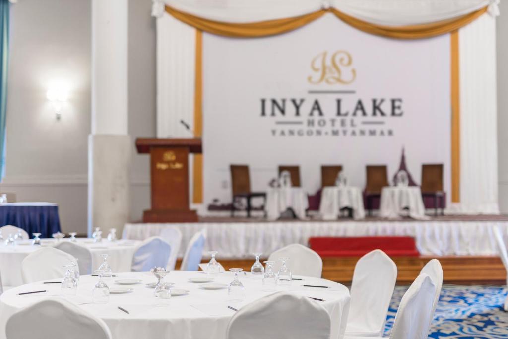 Certifikát, hodnocení, plakát nebo jiný dokument vystavený v ubytování Inya Lake Hotel Yangon