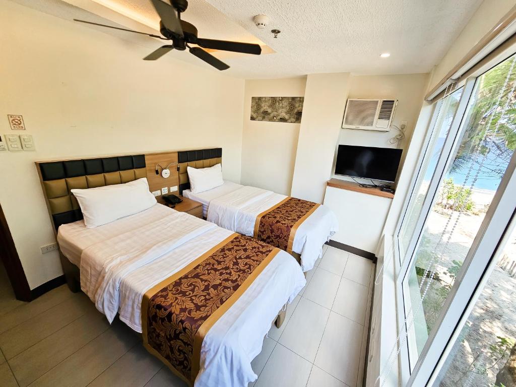Postel nebo postele na pokoji v ubytování Serenity Beach Hotel