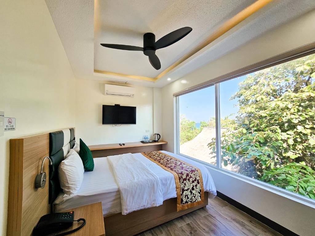 Postel nebo postele na pokoji v ubytování Serenity Beach Hotel