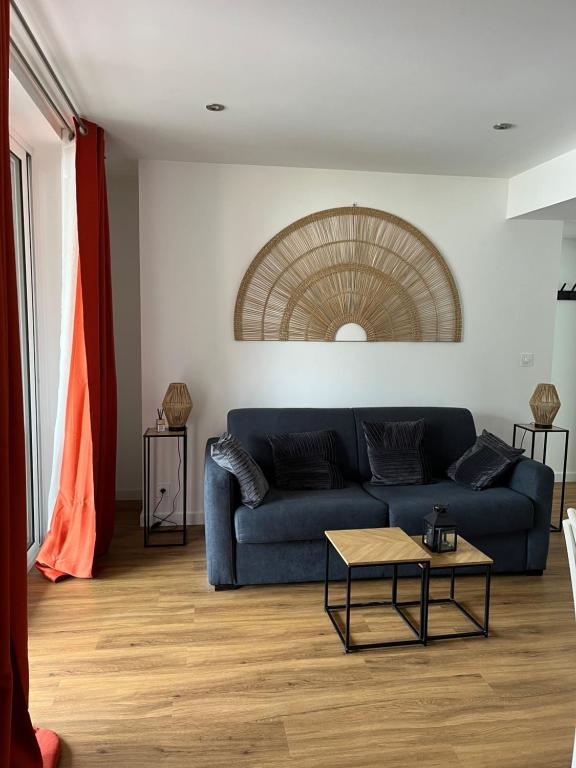un salon avec un canapé bleu et une table dans l'établissement Etxetxoa, à Argelès-Gazost