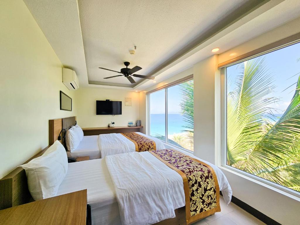 Postel nebo postele na pokoji v ubytování Serenity Beach Hotel