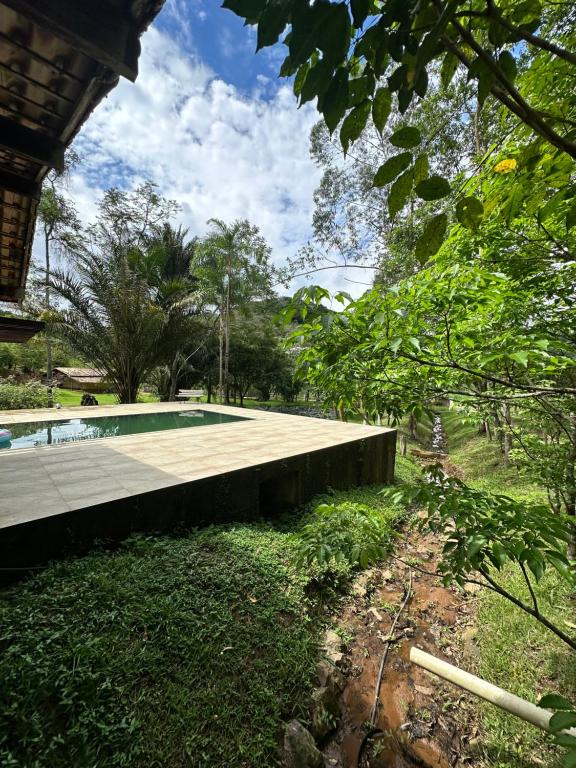 una piscina in mezzo a un cortile di Refúgio da Natureza FAZENDA a Cachoeiras de Macacu