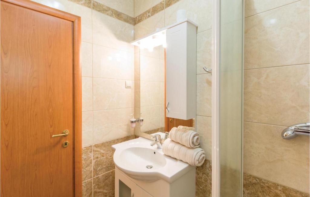 Kúpeľňa v ubytovaní 4 Bedroom Stunning Home In Tucepi