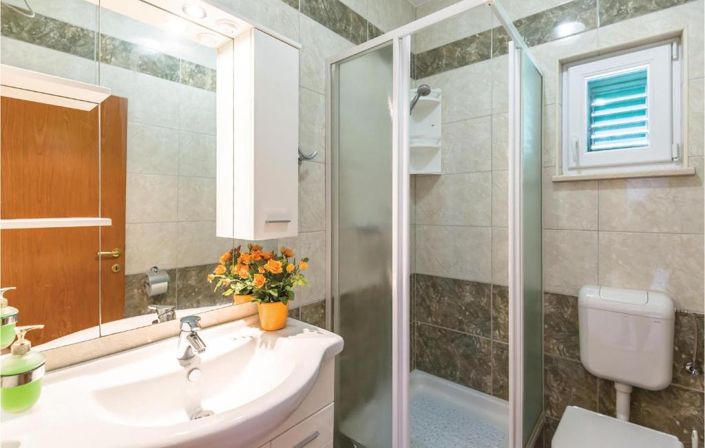 Kúpeľňa v ubytovaní 4 Bedroom Stunning Home In Tucepi