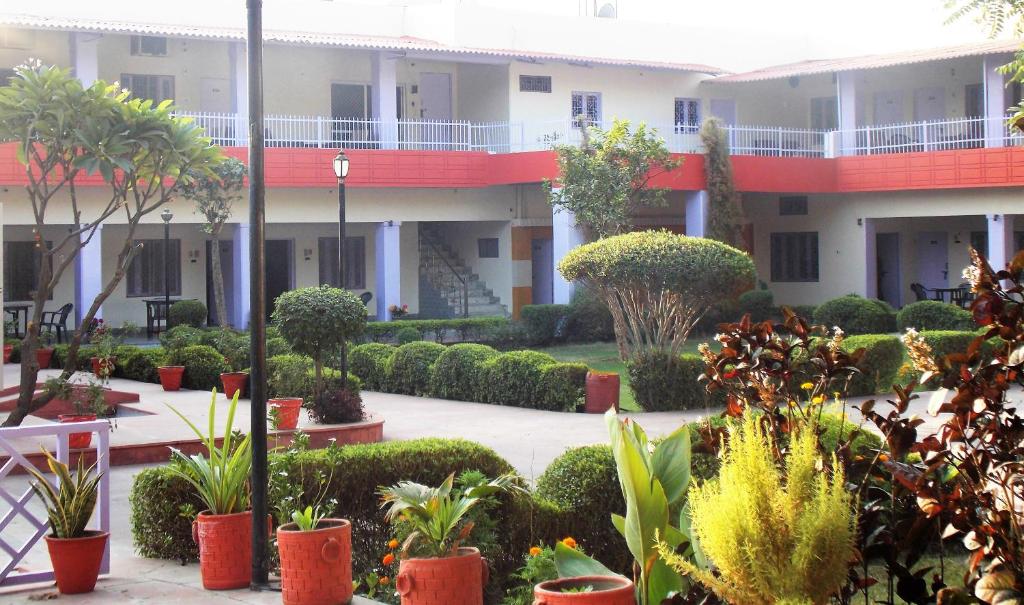 ein Innenhof eines Gebäudes mit vielen Pflanzen in der Unterkunft Hotel Goverdhan Tourist Complex in Fatehpur Sīkri