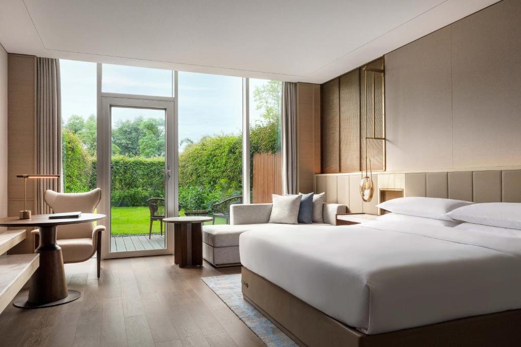 Postel nebo postele na pokoji v ubytování Midea Shunde, a Tribute Portfolio Hotel