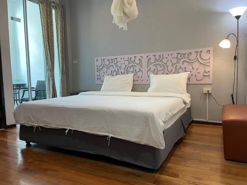 Postel nebo postele na pokoji v ubytování Nawaporn Place