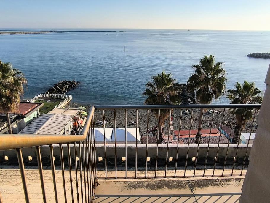 - une vue sur une étendue d'eau bordée de palmiers dans l'établissement I Monti sul Mare - appartamento a Genova Pegli, à Gênes