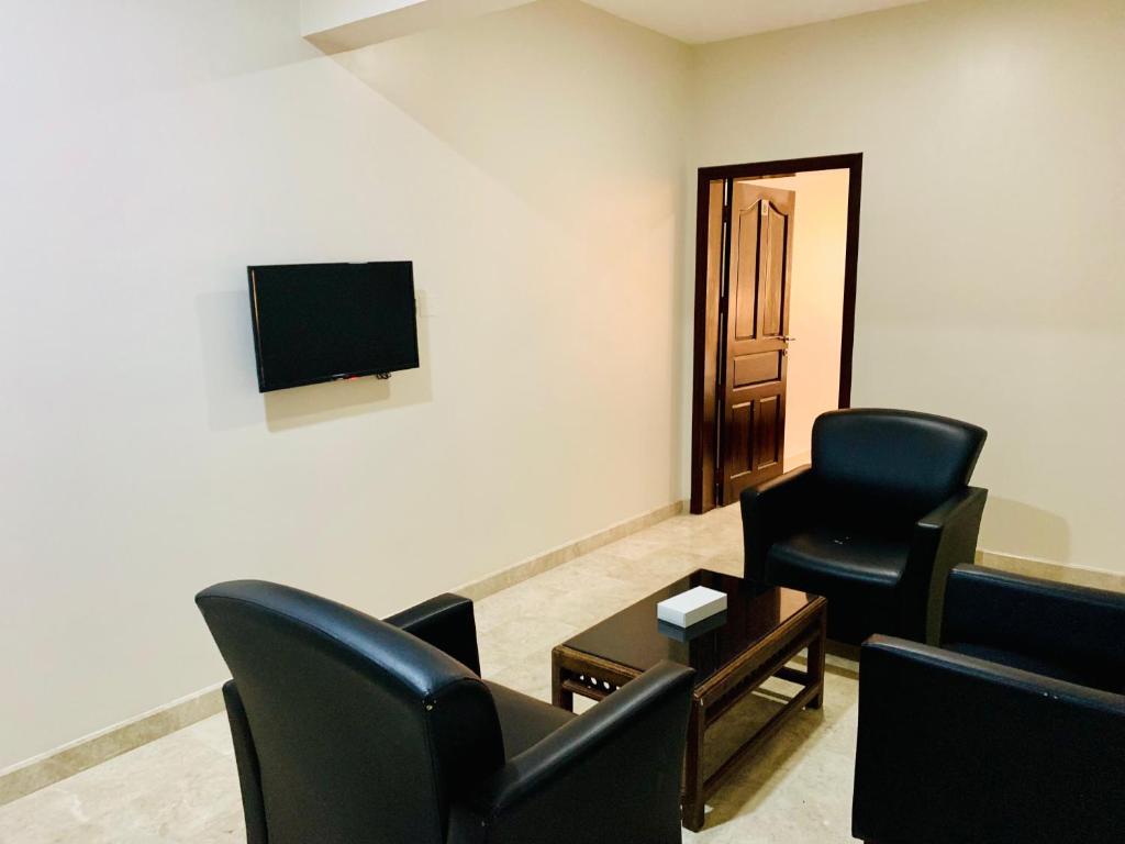 TV a/nebo společenská místnost v ubytování Al Reef Hotel Suits