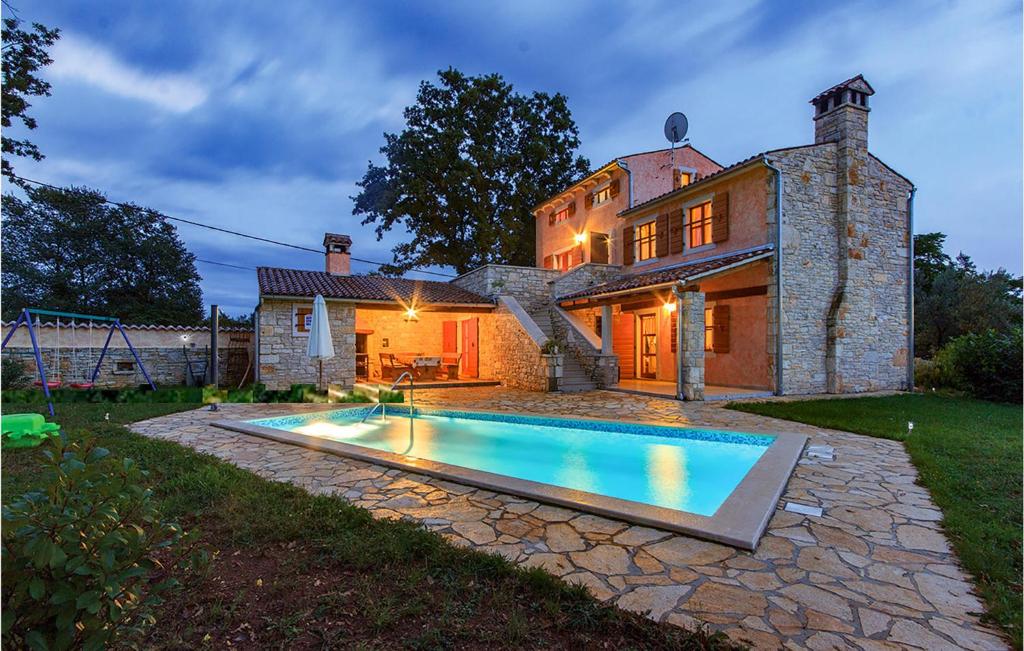 Bazén v ubytovaní Holiday Home Boduleri Cr alebo v jeho blízkosti