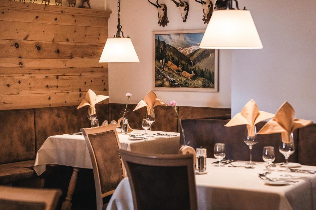 Reštaurácia alebo iné gastronomické zariadenie v ubytovaní Hotel Klausnerhof