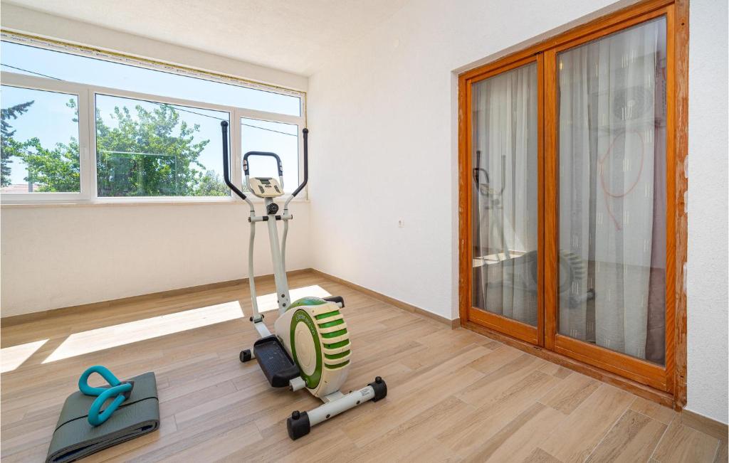 Posilňovňa alebo fitness centrum v ubytovaní Cozy Home In Drage With Jacuzzi