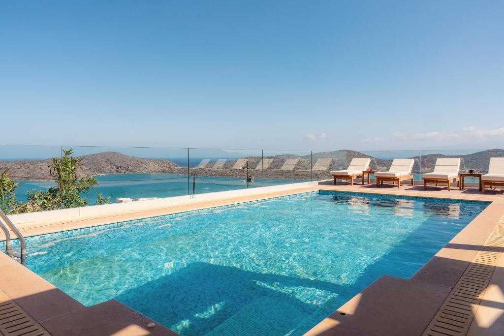 Bazén v ubytovaní Elounda Panorama Villa alebo v jeho blízkosti