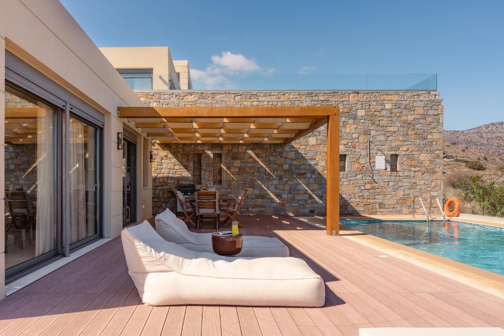 Bazén v ubytovaní Elounda Panorama Villa alebo v jeho blízkosti