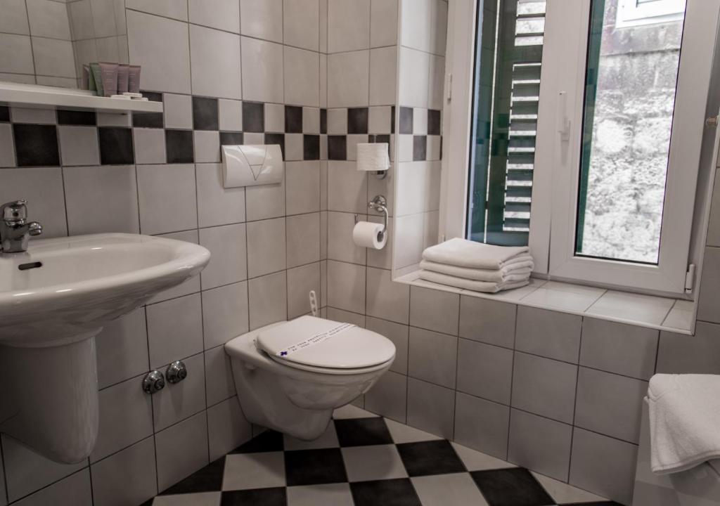 Kúpeľňa v ubytovaní Slavija Culture Heritage Hotel