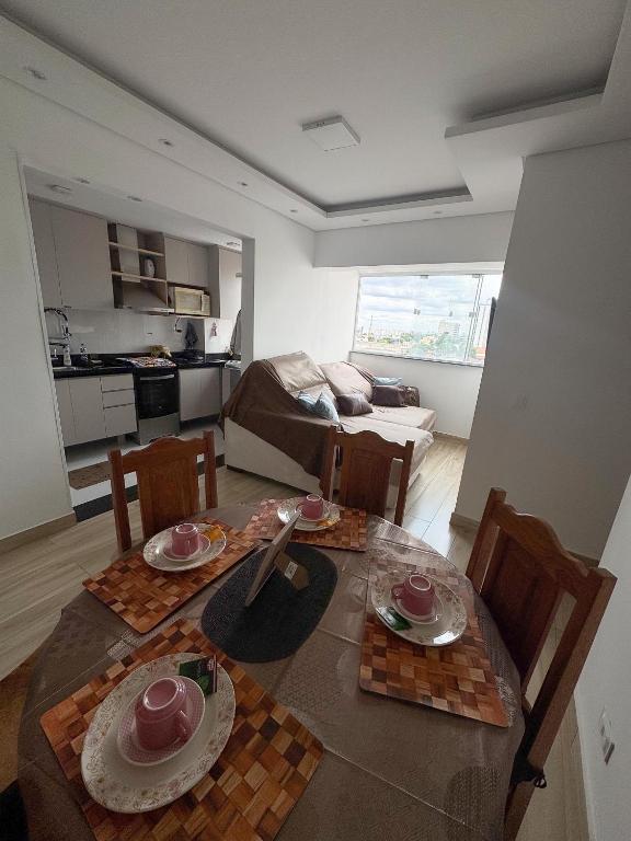 a kitchen and living room with a table and chairs at Descubra seu novo espaço preferido em Americana-SP in Americana