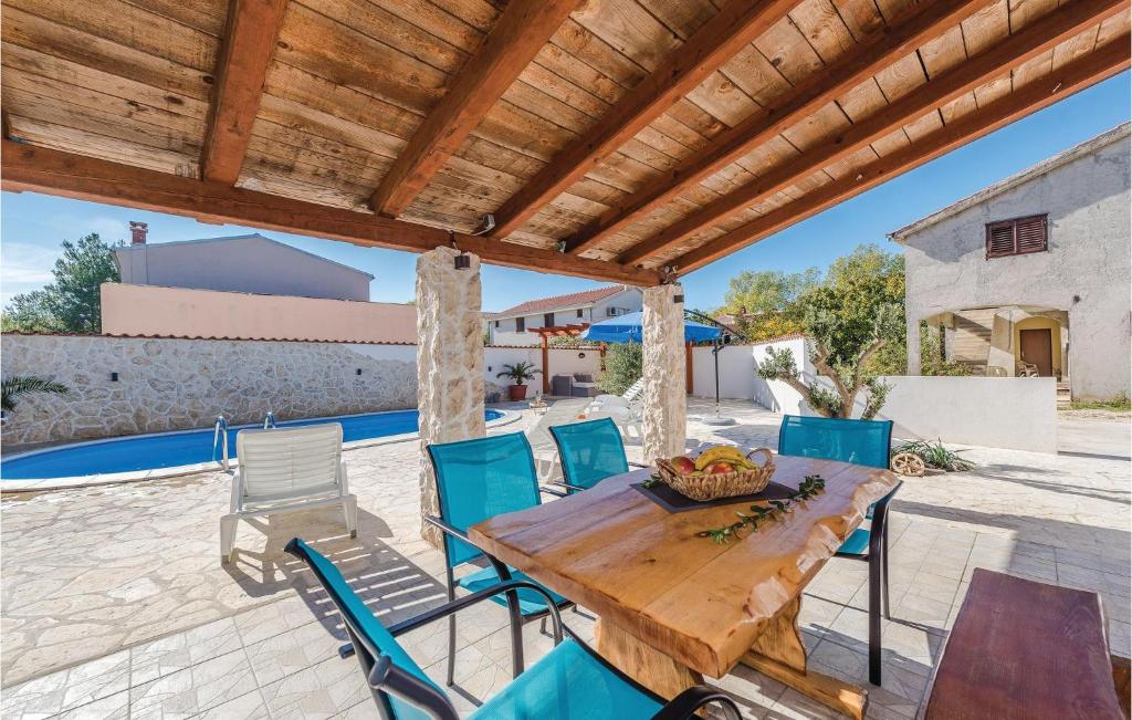 Bazén v ubytování Two-Bedroom Holiday Home In Privlaka-Sabunike nebo v jeho okolí