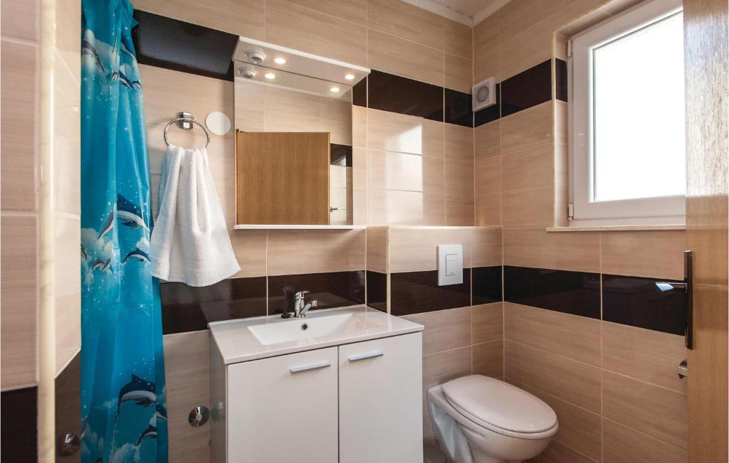 Kúpeľňa v ubytovaní Six-Bedroom Holiday Home In Sevid