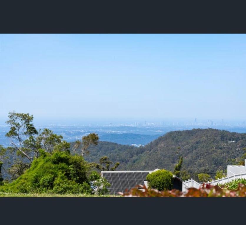 谭伯连山Stunning home with view的房屋屋顶的景色,设有太阳能电池板