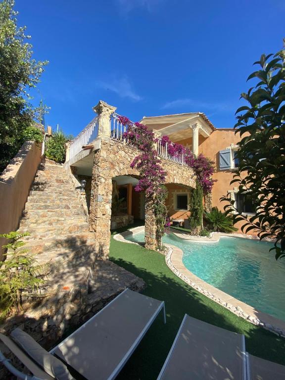 une maison avec une piscine et un pont dans l'établissement Villa Romana, à La Garonnette-Plage