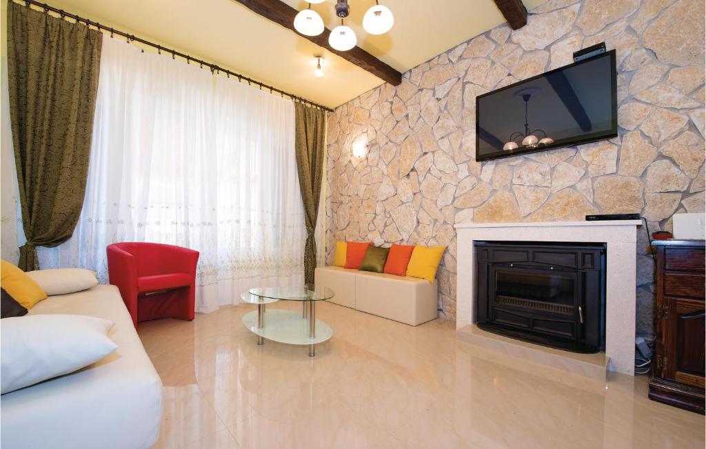 Televízia a/alebo spoločenská miestnosť v ubytovaní Four-Bedroom Holiday Home In Brodarica
