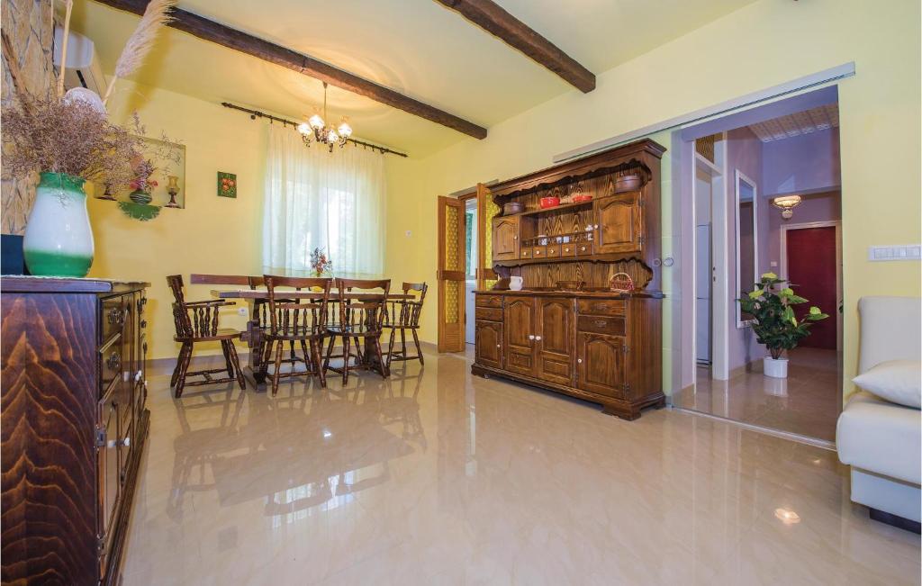 Fotografia z galérie ubytovania Four-Bedroom Holiday Home In Brodarica v destinácii Brodarica