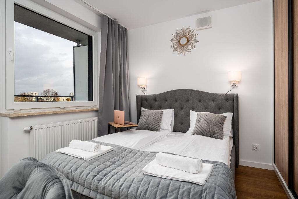 Postel nebo postele na pokoji v ubytování Pileckiego Residence