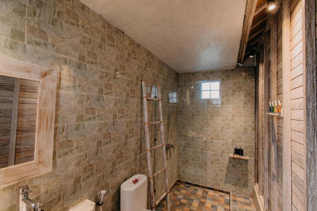 Koupelna v ubytování Lebaoh Nusa Cottage