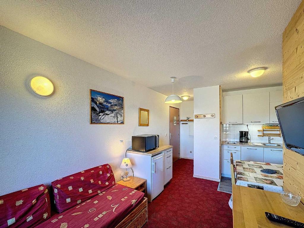 un salon avec un canapé et une cuisine dans l'établissement Appartement 2 pièces + coin montagne, 26m², 5 pers, Wi-Fi, ski aux pieds, Les Menuires - FR-1-178-92, aux Menuires