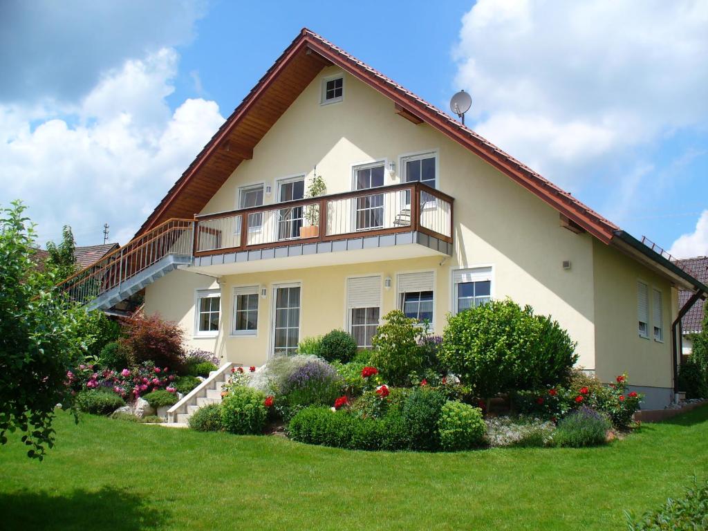 ein großes Haus mit Balkon auf einem Hof in der Unterkunft Ferienhof Handlesbauer in Rettenbach