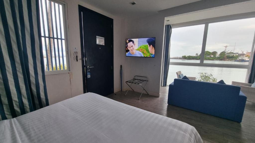 TV a/nebo společenská místnost v ubytování Phuket Boat Quay Hotel Panwa Beach