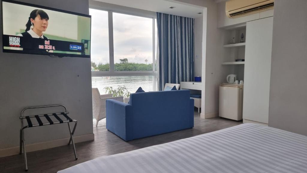 TV a/nebo společenská místnost v ubytování Phuket Boat Quay Hotel Panwa Beach