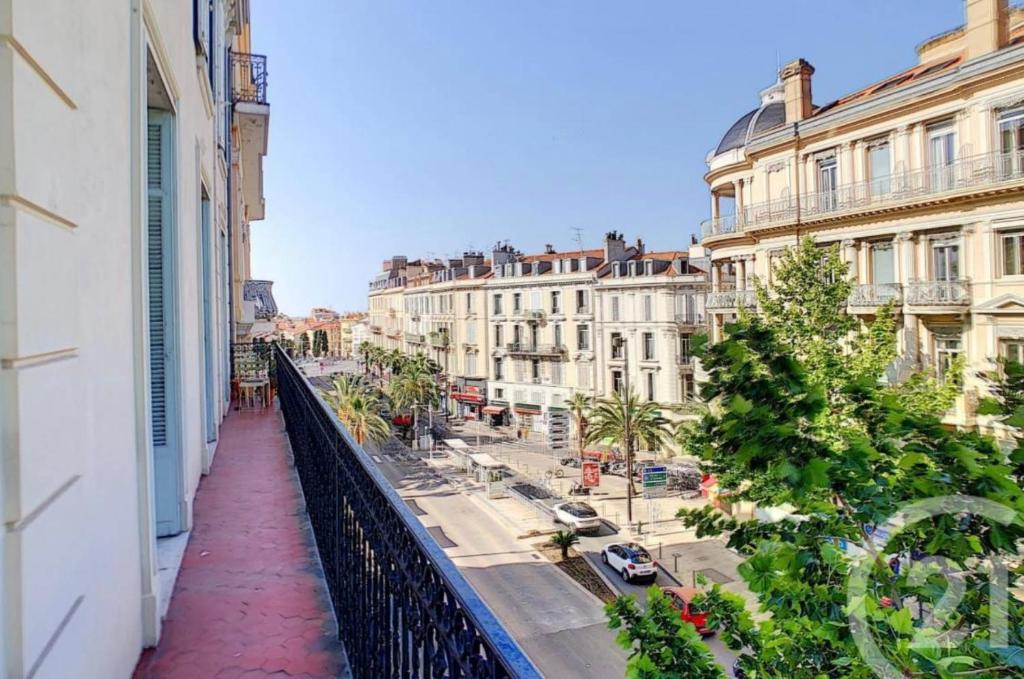 une vue d'une rue de la ville depuis un balcon dans l'établissement Chez Grace, à Cannes