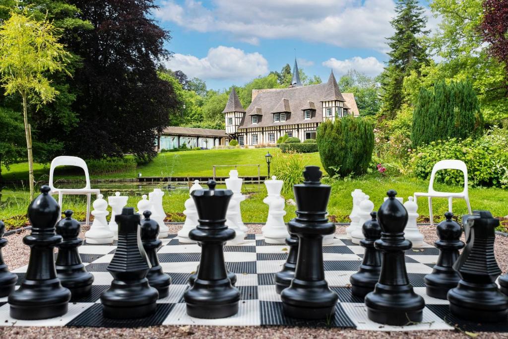 un échiquier sur un échiquier devant une maison dans l'établissement Villa des Saules, à Le Bec-Thomas