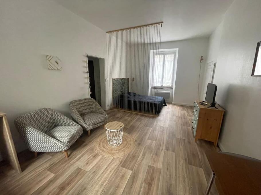 un salon avec un canapé et une télévision dans l'établissement L'inouï - Bailly Loc, à Bourges