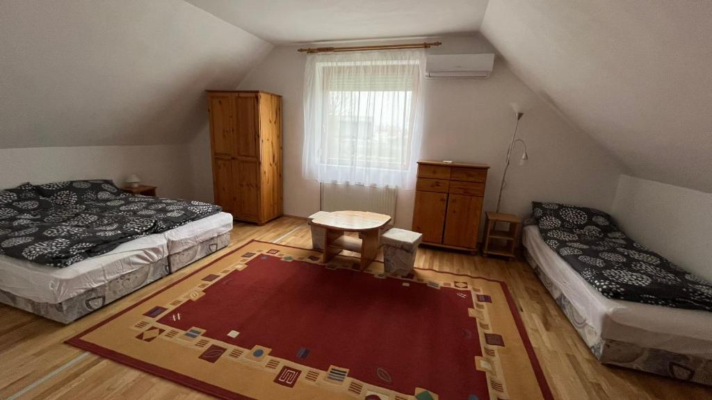 Ένα ή περισσότερα κρεβάτια σε δωμάτιο στο Bözsi Apartman